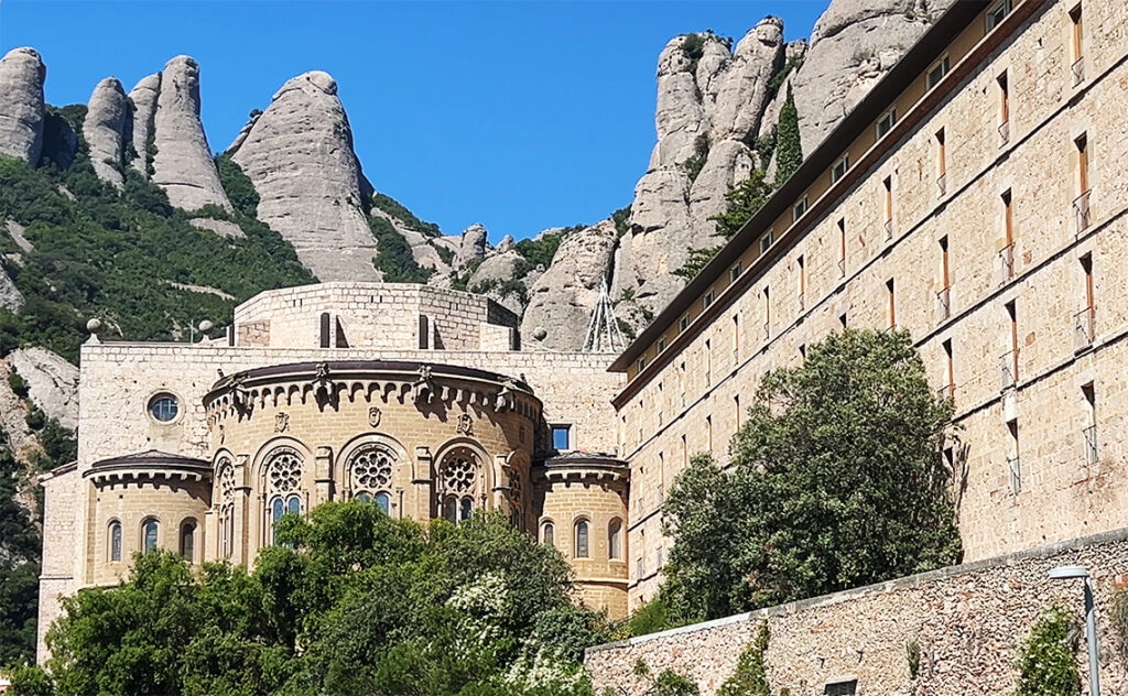 バルセロナ モンセラット(Montserrat) モンセラット修道院の全景と、背後にそびえ立つノコギリ状の奇岩群。