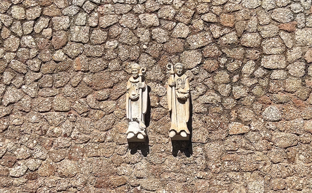 バルセロナ モンセラット(Montserrat) 建物の外壁に取り付けられた2体の彫像。