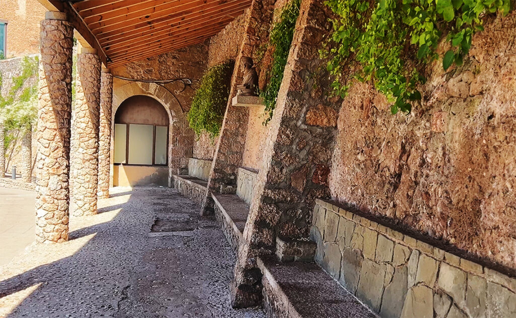 バルセロナ モンセラット(Montserrat) 修道院の敷地内にある石柱の並ぶ回廊のような通路。