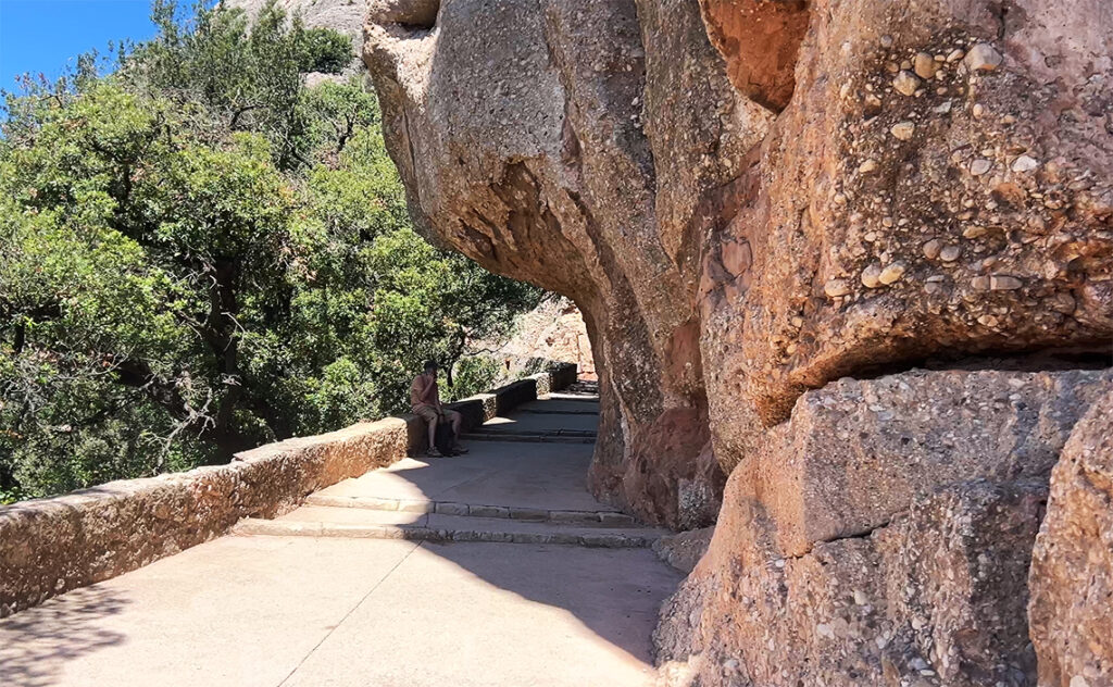 バルセロナ モンセラット(Montserrat)巨大な岩のオーバーハング(張り出し)の下を通り抜ける遊歩道。