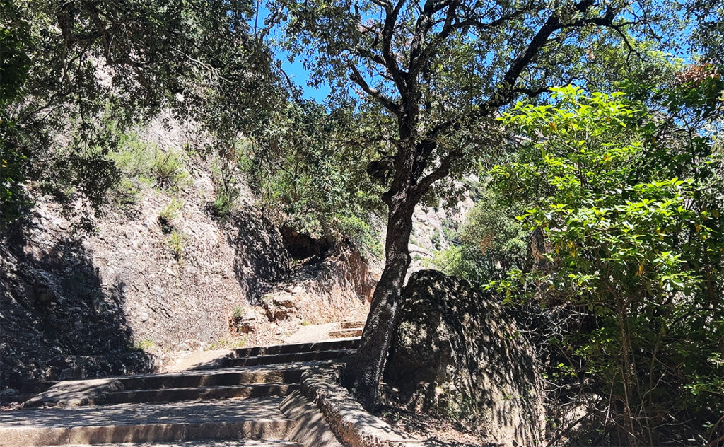 バルセロナ モンセラット(Montserrat)修道院から周辺の聖堂や展望台へと続く石造りの遊歩道。