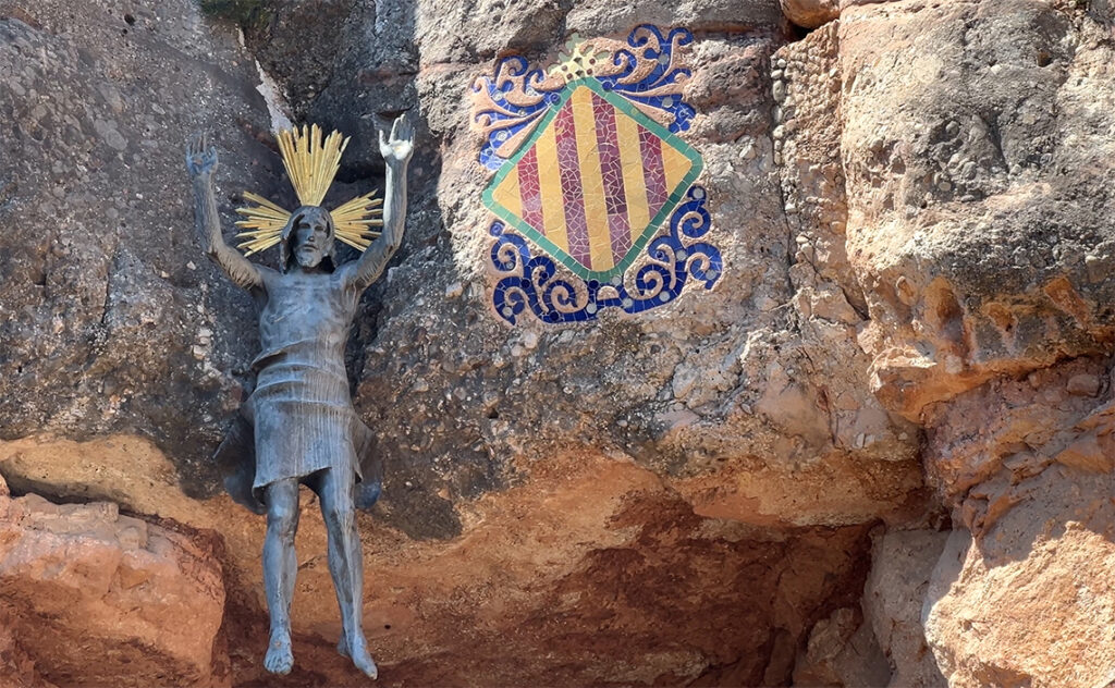 バルセロナ モンセラット(Montserrat)岩壁に設置されたキリスト像と、カタルーニャの紋章を模したモザイク画。