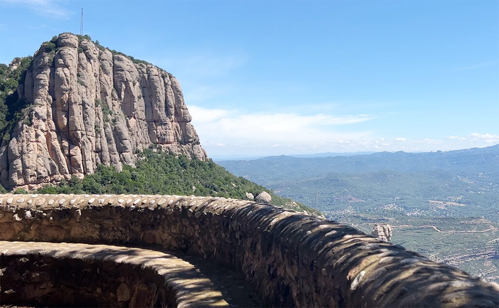 バルセロナ モンセラット(Montserrat)黒いマリア像が発見されたとされる伝説の洞窟へ続く道。