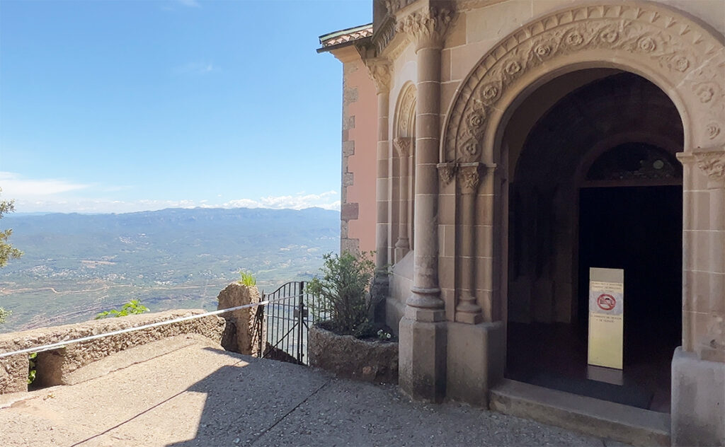 バルセロナ モンセラット(Montserrat)岩山の斜面に建つサンタ・コバ(聖なる洞窟)へと続く礼拝堂。1