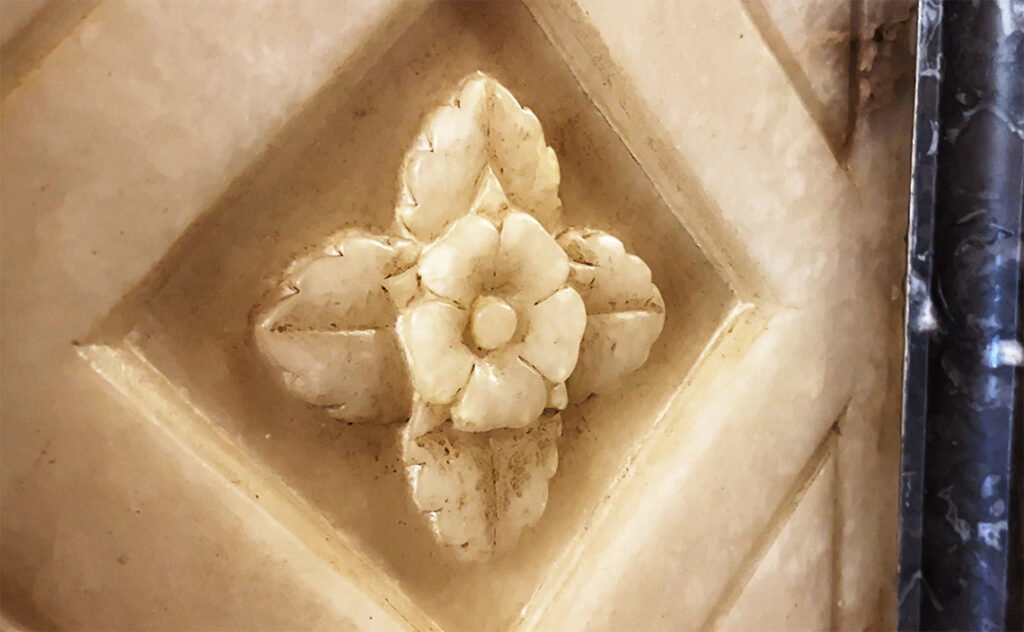 バルセロナ モンセラット(Montserrat)大理石のような白い石材に彫られた花のレリーフ。