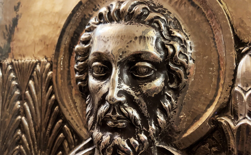 バルセロナ モンセラット(Montserrat)金属板を叩きだして制作されたと思われる聖人のレリーフ。