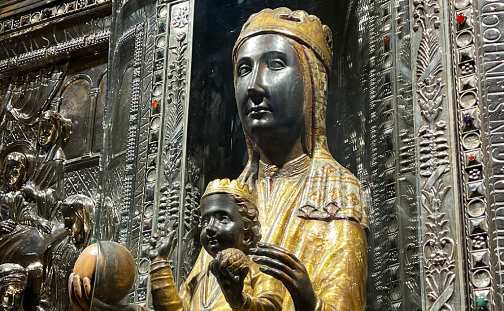 バルセロナ モンセラット(Montserrat)モンセラット修道院の象徴である「黒い聖母像(ラ・モレネタ)」の近影。