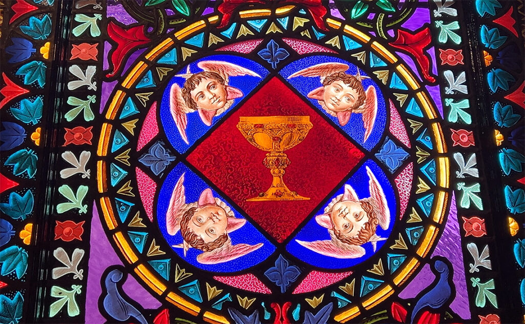 バルセロナ モンセラット(Montserrat)鮮やかな色彩のステンドグラス。