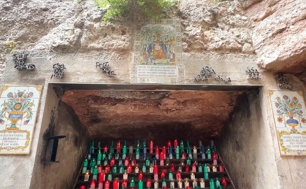 バルセロナ モンセラット(Montserrat)岩山の斜面を穿って作られた、キャンドルを捧げるための礼拝所。
