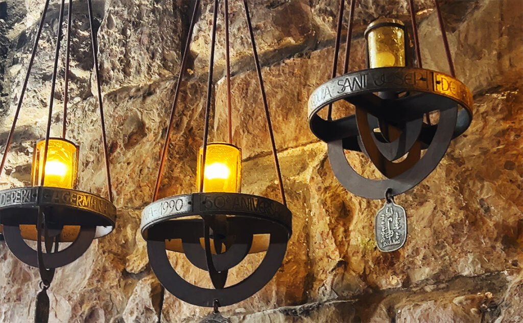 バルセロナ モンセラット(Montserrat)修道院の通路や礼拝堂に吊るされた、金属製のランプ。