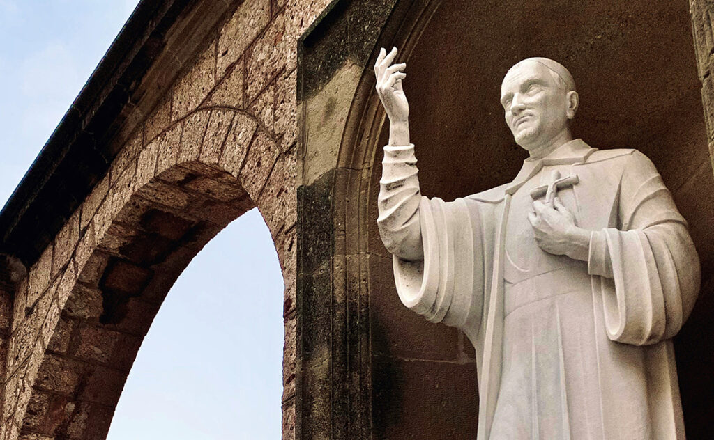 バルセロナ モンセラット(Montserrat)修道院の回廊や外壁のアーチ部分に設置された、白い石像。