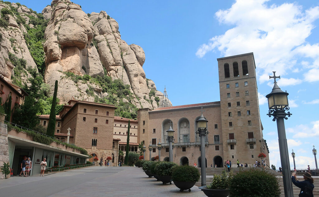 バルセロナ モンセラット(Montserrat) モンセラットの広場にはベンチがたくさんあるため、岩山の景色を眺めながら持参した軽食をとるのも、朝の清々しい空気を感じられて有益である。