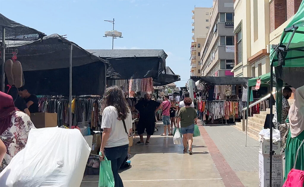 ビラノバ・イ・ラ・ヘルトル（Vilanova i la Geltrú） 屋外にテントを張った仮設の市場が並ぶ光景