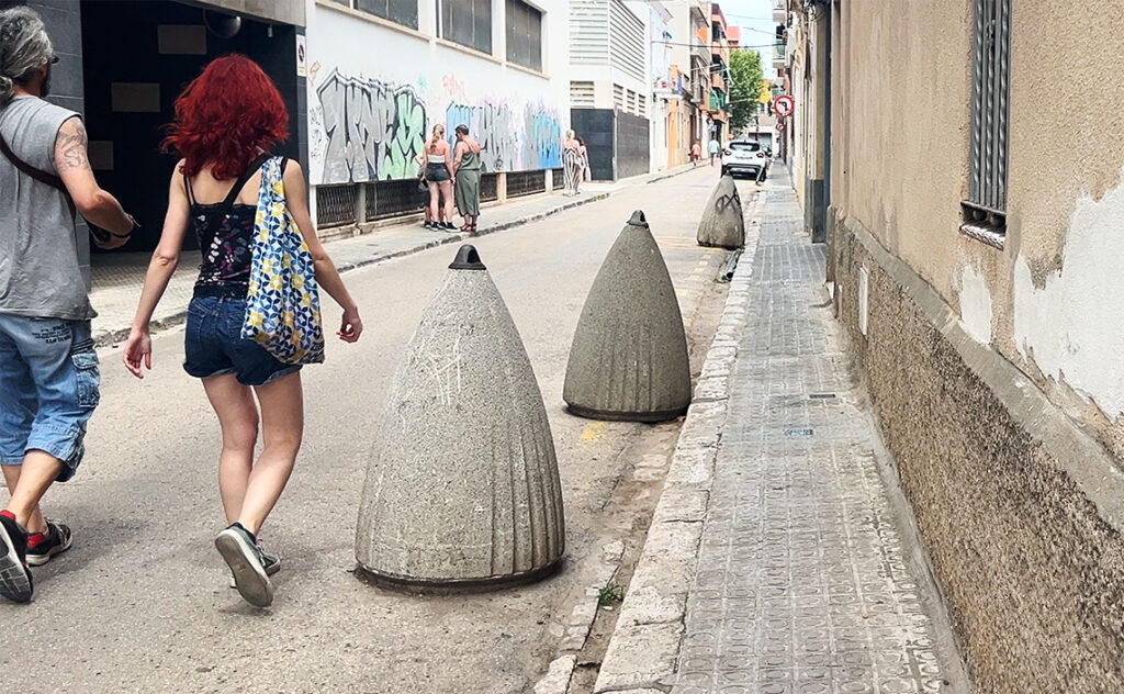 ビラノバ・イ・ラ・ヘルトル（Vilanova i la Geltrú） 弾丸のような円錐形をしたコンクリート製のボラード