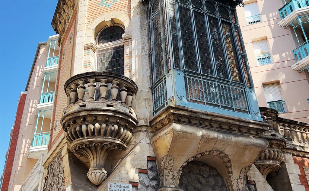 フランス(France) ナルボンヌ(Narbonne) 建物の角に設置された装飾性の高いバルコニーと出窓