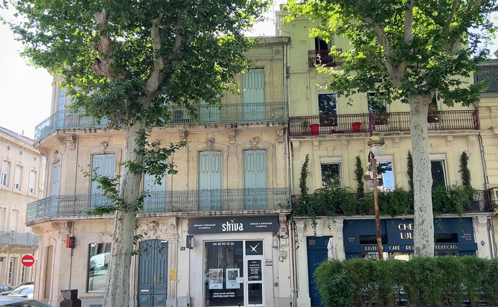 フランス(France) ナルボンヌ(Narbonne) パステルカラーのシャッターが特徴的な住宅兼店舗の建物