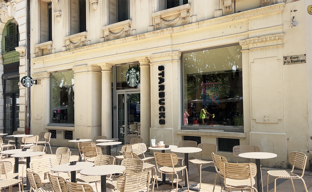 フランス(France) ナルボンヌ(Narbonne) 運河沿いにある歴史的な建物を利用したスタバ