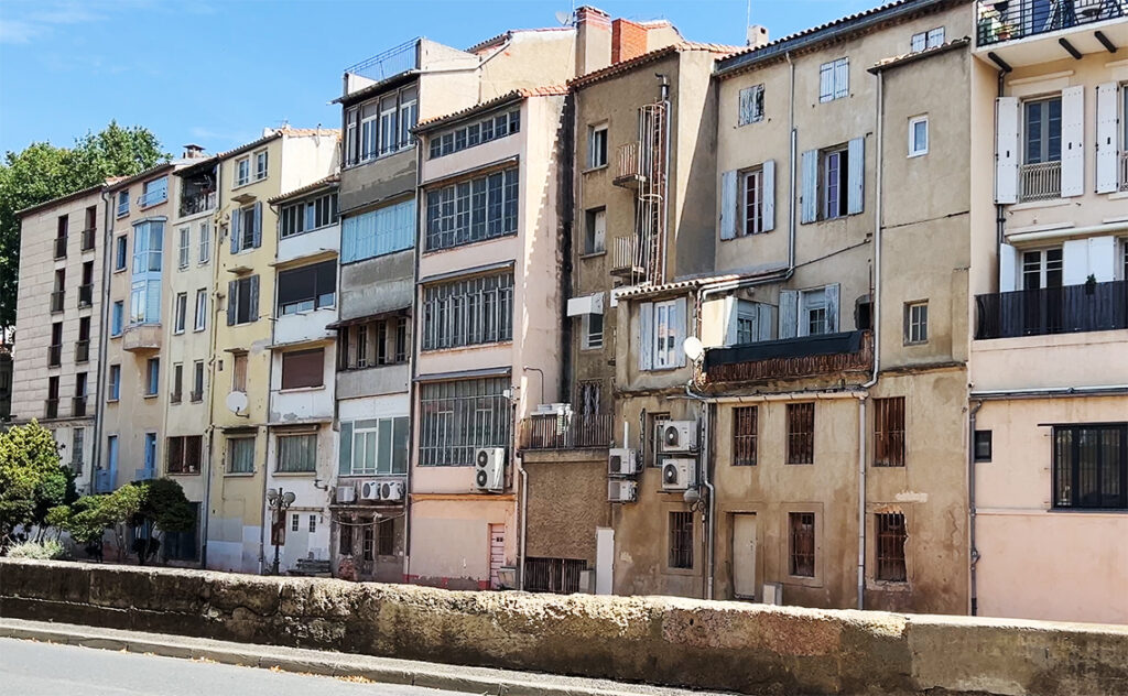 フランス(France) ナルボンヌ(Narbonne) 運河沿いに並ぶ多層階の集合住宅で、19世紀から20世紀にかけて生活に合わせて改築が繰り返されている。