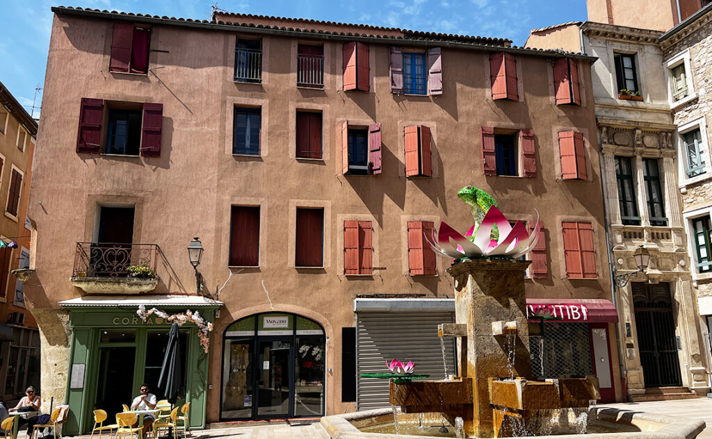 フランス(France) ナルボンヌ(Narbonne) 17世紀から18世紀頃の面影を残す広場に面した建物で、商業施設と住居が一体となった都市建築。