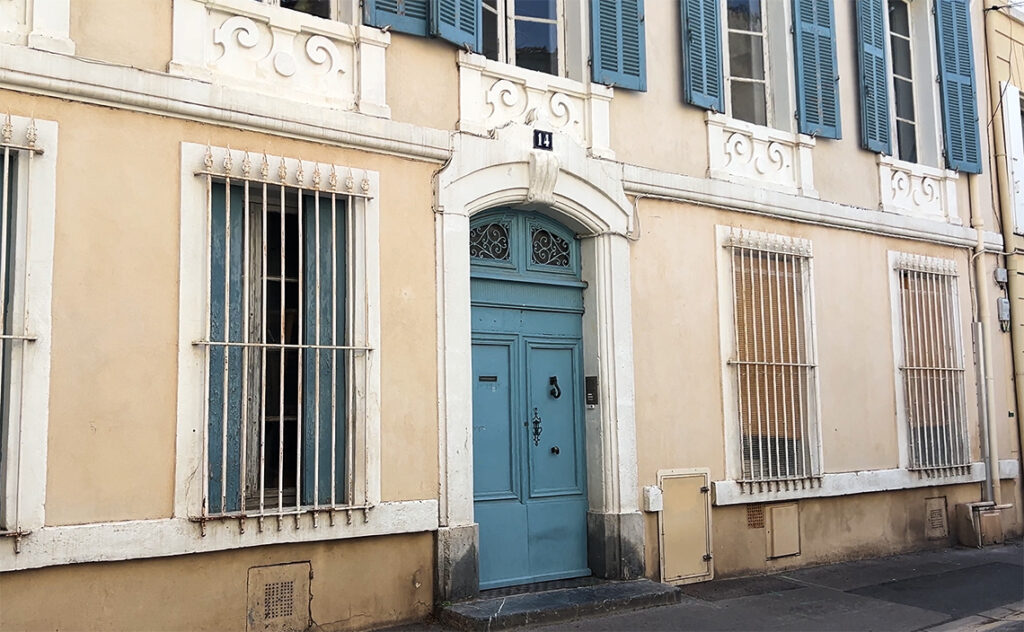 フランス(France) ナルボンヌ(Narbonne) 19世紀頃のネオクラシック様式の影響を受けた住宅で、左右対称の窓配置や窓枠の装飾に当時の意匠が見られる。