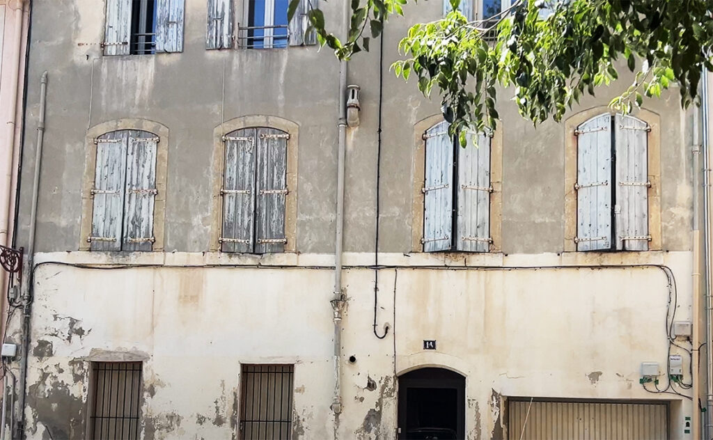 フランス(France) ナルボンヌ(Narbonne) 石造に漆喰を塗った18世紀頃の素朴な建築様式の集合住宅。