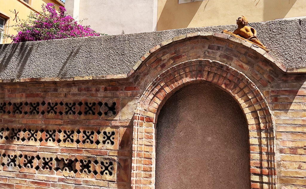 フランス(France) ナルボンヌ(Narbonne) 南フランス特有の平らなレンガを用いた建築物で、古代ローマの伝統を受け継いだ工法が見て取れる。