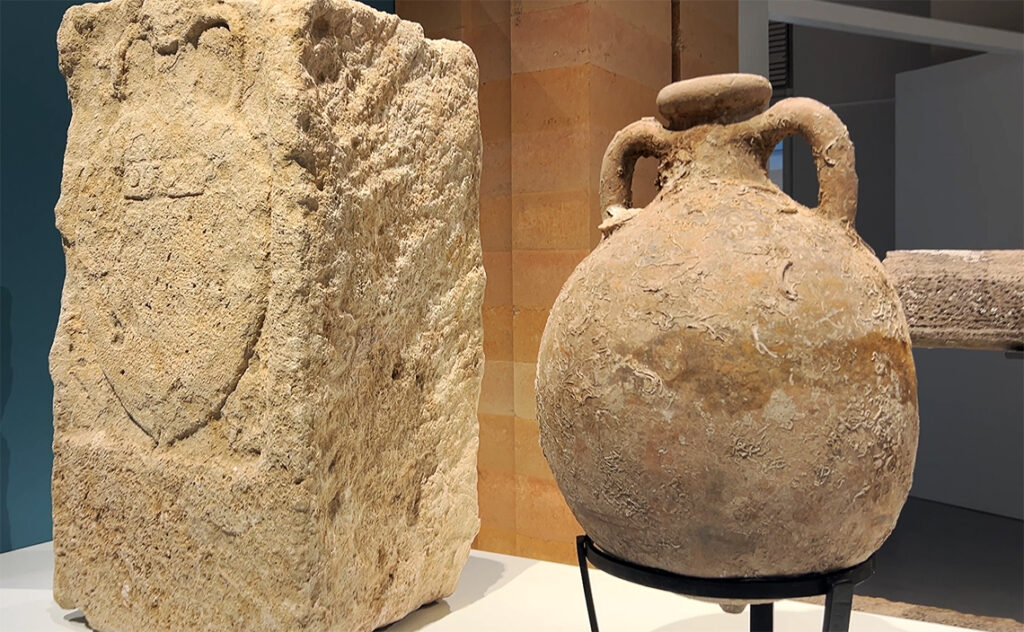 フランス(France) ナルボンヌ(Narbonne) ナルボヴィア博物館(Narbo Via museum) 左側の石碑には浮き彫りが施されており、当時の人々の信仰心や社会的な地位を示している