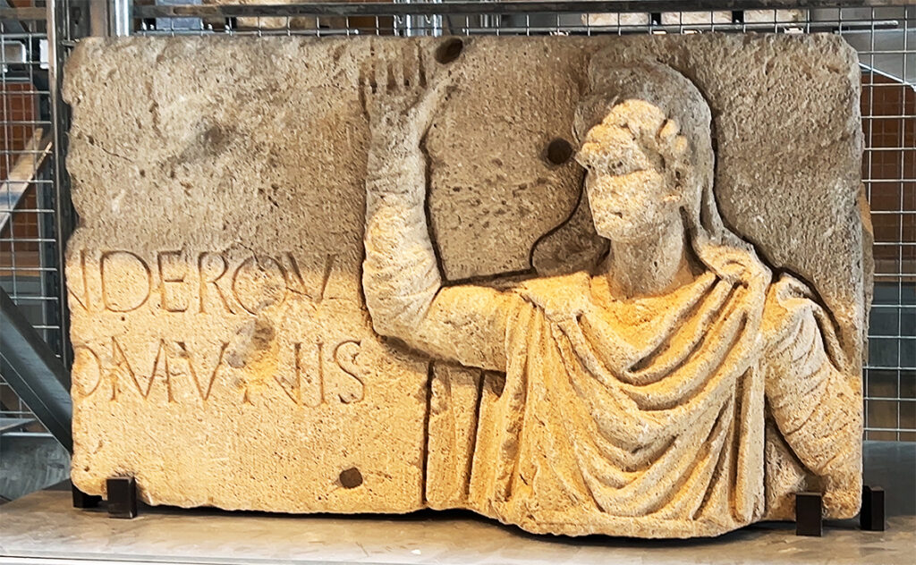 フランス(France) ナルボンヌ(Narbonne) ナルボヴィア博物館(Narbo Via museum) 片手を挙げたポーズをとる人物像の横には、ラテン語の銘文が刻まれている