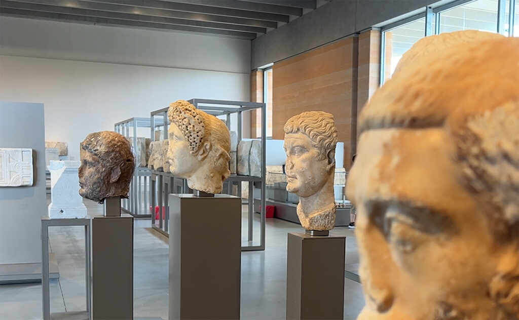 フランス(France) ナルボンヌ(Narbonne) ナルボヴィア博物館(Narbo Via museum) ローマ時代の肖像彫刻の頭部が並ぶ展示エリア