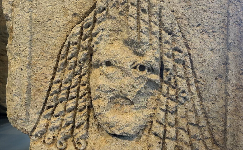 フランス(France) ナルボンヌ(Narbonne) ナルボヴィア博物館(Narbo Via museum) 女性の顔を彫った石造遺物の細部