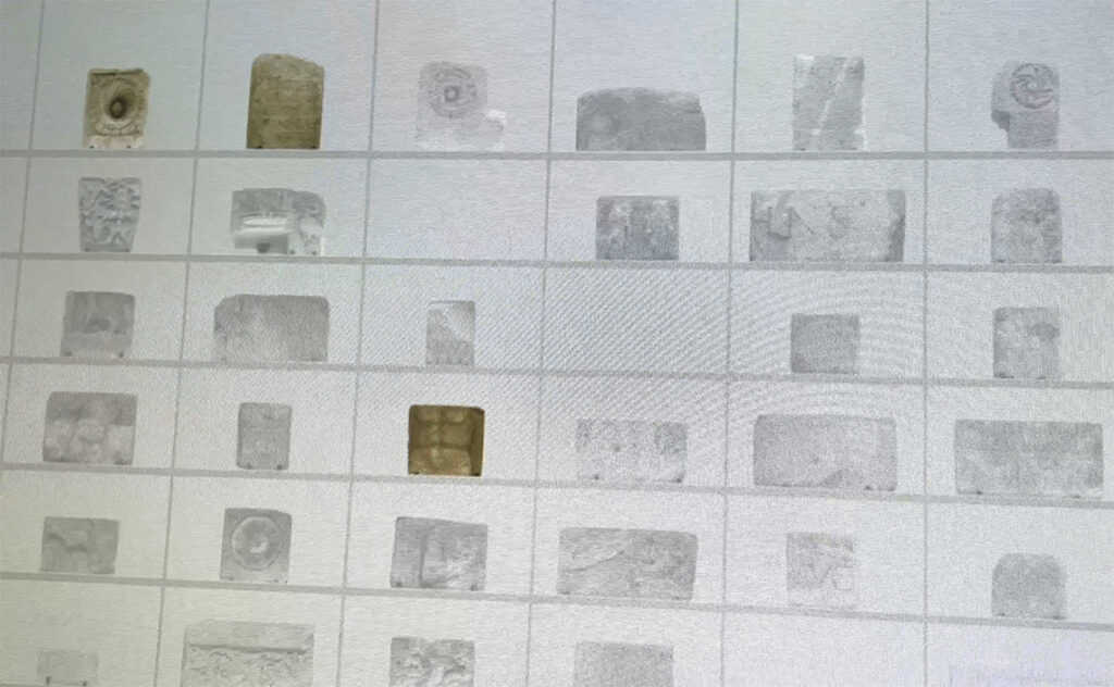 フランス(France) ナルボンヌ(Narbonne) ナルボヴィア博物館(Narbo Via museum) 棚に置かれた遺跡をタッチパネルで選ぶと解説が表示される。