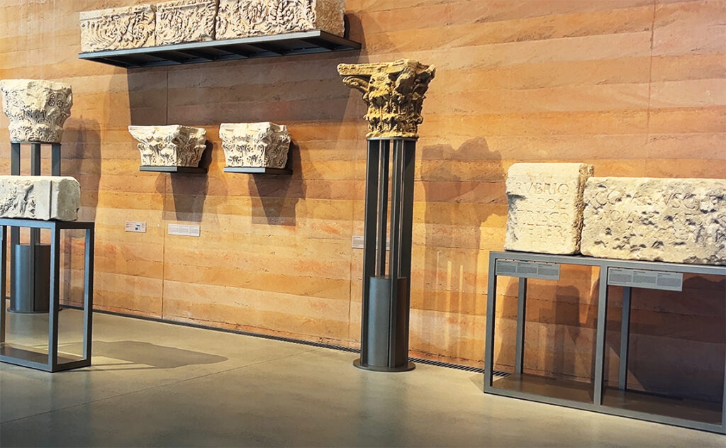 フランス(France) ナルボンヌ(Narbonne) ナルボヴィア博物館(Narbo Via museum) 古代ローマ時代の建築物の一部であった柱頭や碑文のコレクション
