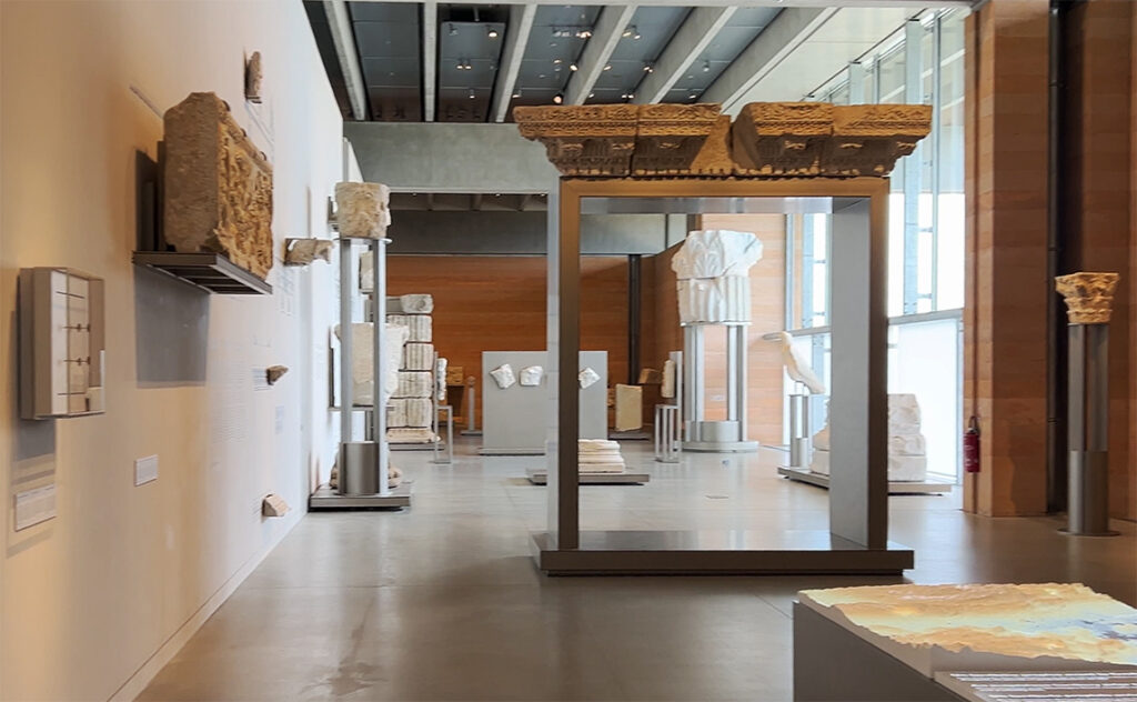 フランス(France) ナルボンヌ(Narbonne) ナルボヴィア博物館(Narbo Via museum) 広大な展示空間に置かれた巨大な石造の梁や柱の遺構