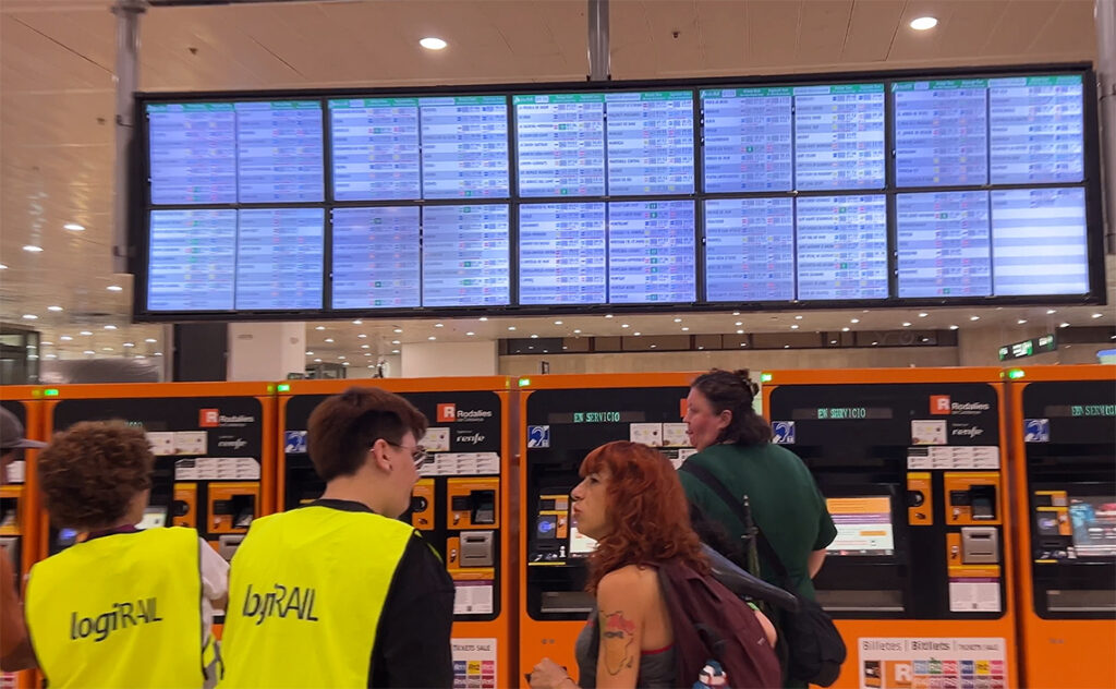 バルセロナ　サンツ駅（Estació de Sants）　黄色いベストを着用した方々は、スペイン国鉄（Renfe）のグループ会社に所属するカスタマーサポートスタッフ。