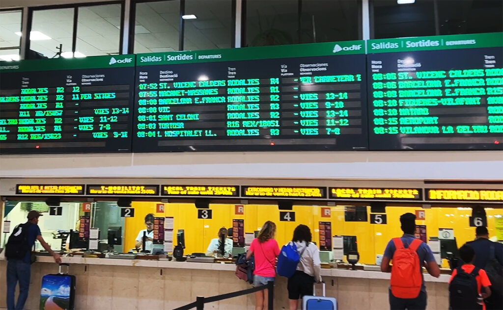 バルセロナ　サンツ駅（Estació de Sants）　有人窓口は、主に「AVE（高速鉄道）」や「長距離列車（Larga Distancia）」の予約・購入が必要な場合や、複雑な旅程の相談をしたい場合に利用する。