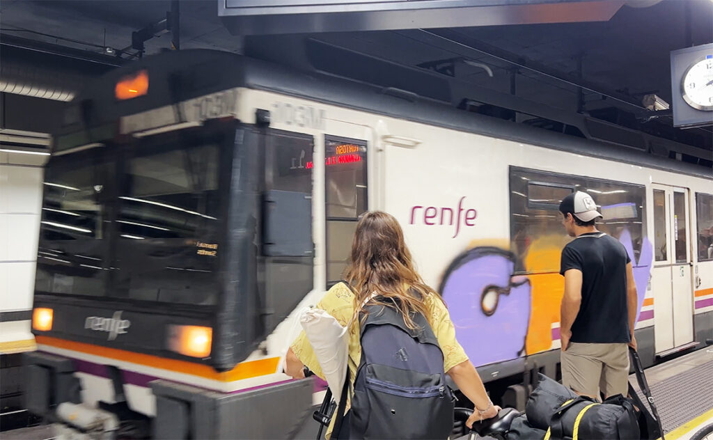 バルセロナ　サンツ駅（Estació de Sants）　約20分遅れで電車が到着