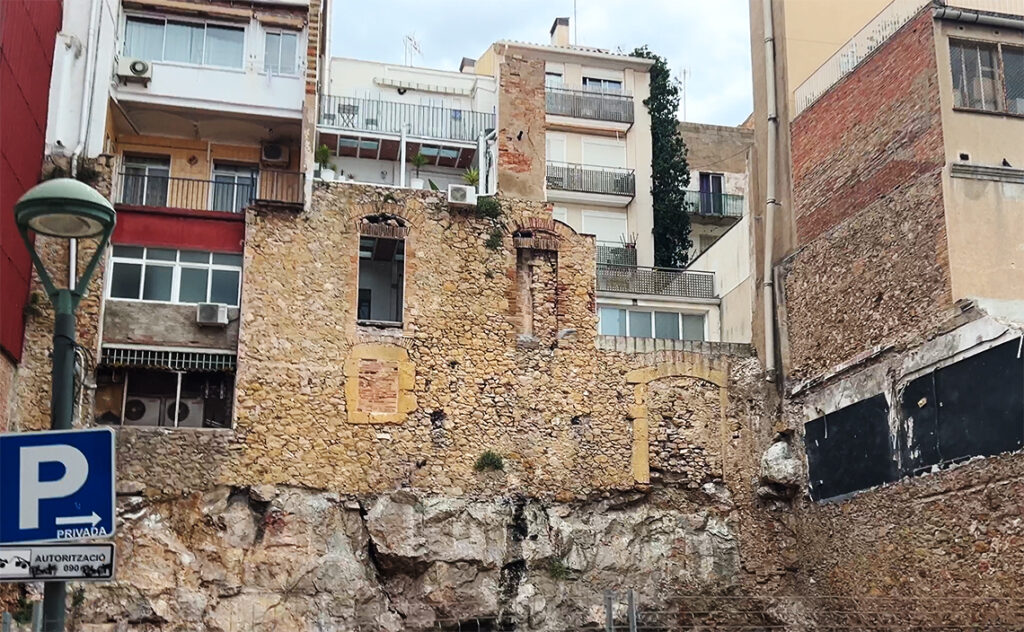 タラゴナ　Tarragona　解体作業の途中ではなく、古い建物の外壁をあえて残して保存する「ファサード保存」の状態