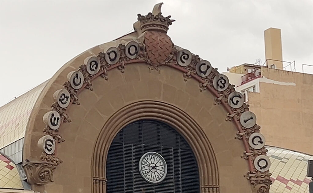 タラゴナ　Tarragona　セントラル・デ・タラゴナ市場（Mercat Central de Tarragona）正面玄関にある「カリヨン時計（仕掛け時計）」は、特定の時間（通常12時と18時）になると、タラゴナの伝統的な祭り「サンタ・テクラ」に登場するキャラクターの像が音楽に合わせて現れる。