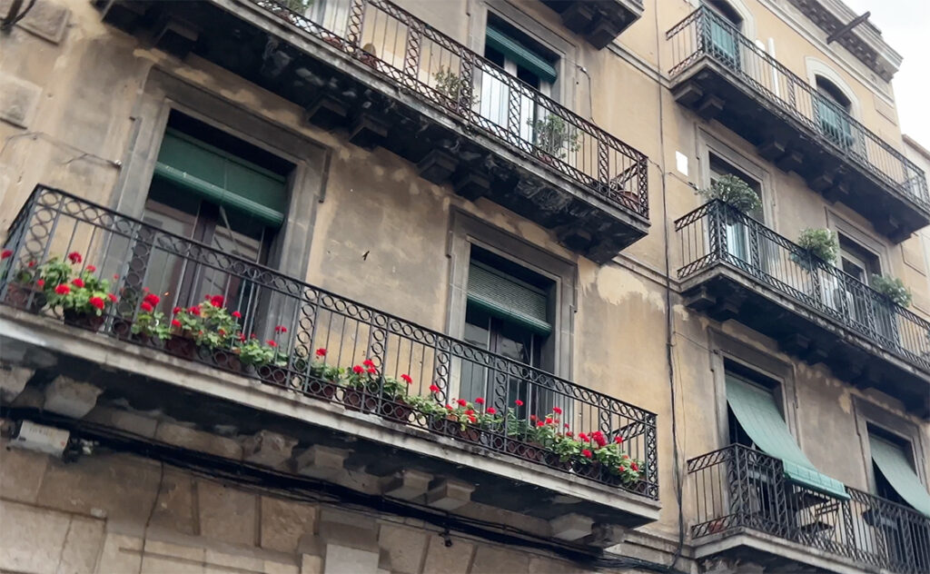 タラゴナ　Tarragona　カタルーニャ地方の伝統的な様式を持つ集合住宅のバルコニー