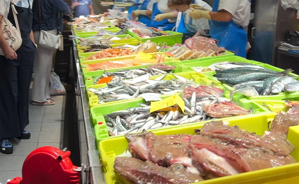 タラゴナ　Tarragona　セントラル・デ・タラゴナ市場（Mercat Central de Tarragona）鮮度の良さがうかがえる