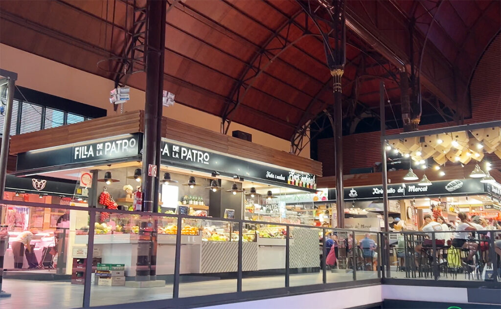 タラゴナ　Tarragona　セントラル・デ・タラゴナ市場（Mercat Central de Tarragona）市場の内部は、明るく開放的な雰囲気に包まれている