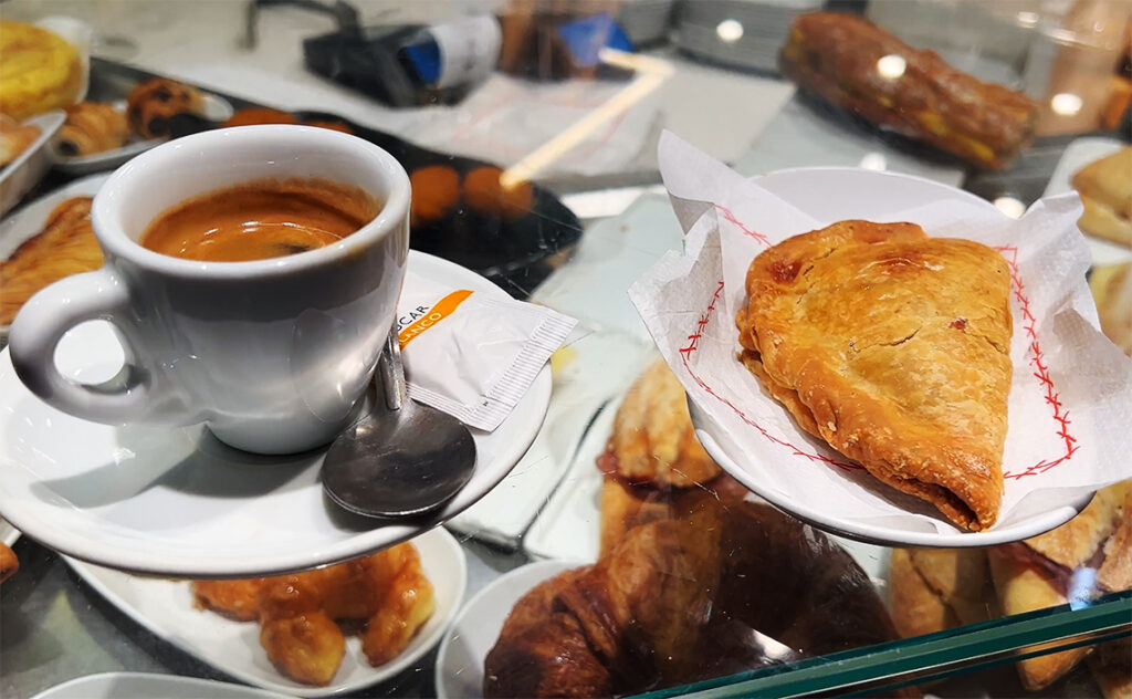 タラゴナ　Tarragona　セントラル・デ・タラゴナ市場（Mercat Central de Tarragona）エスプレッソとエンパナーダ