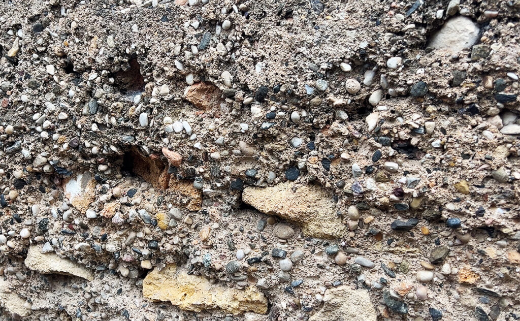 タラゴナ　Tarragona　フォールム・コロニアル（Fòrum de la Colònia）　古代ローマ時代のコンクリートであるオプス・カエメンティキウムの断面を詳細に観察できる。