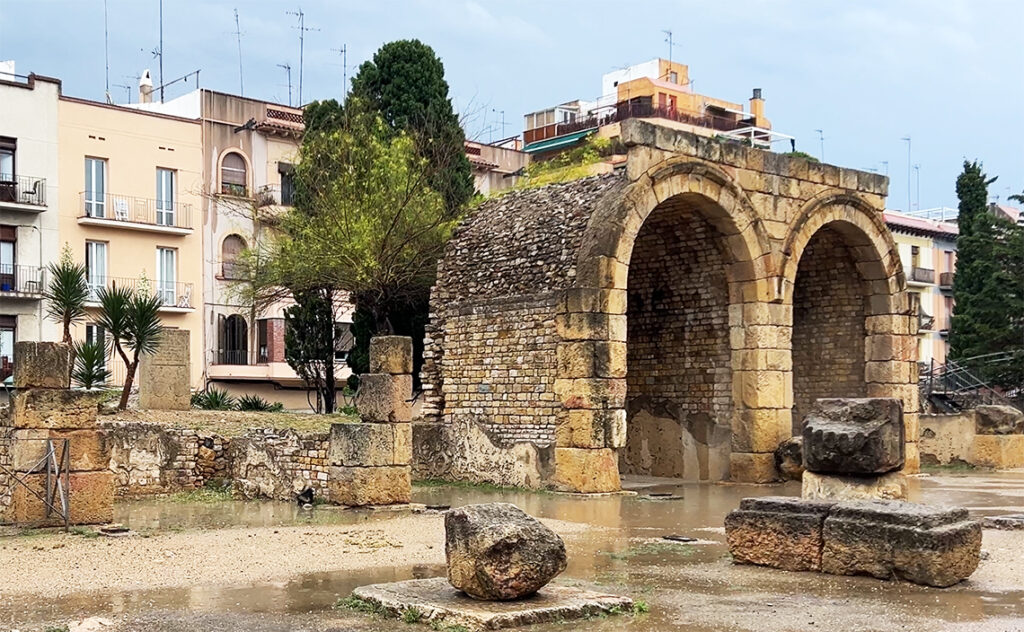 タラゴナ　Tarragona　フォールム・コロニアル（Fòrum de la Colònia）　大きなアーチ構造を持つ壁面が残されている。