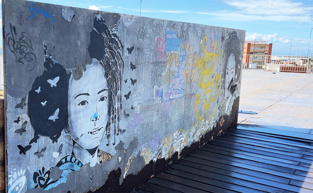 タラゴナ　Tarragona　港の歩道橋であるPasarel・la・del・Port付近の壁面に描かれたストリートアート。