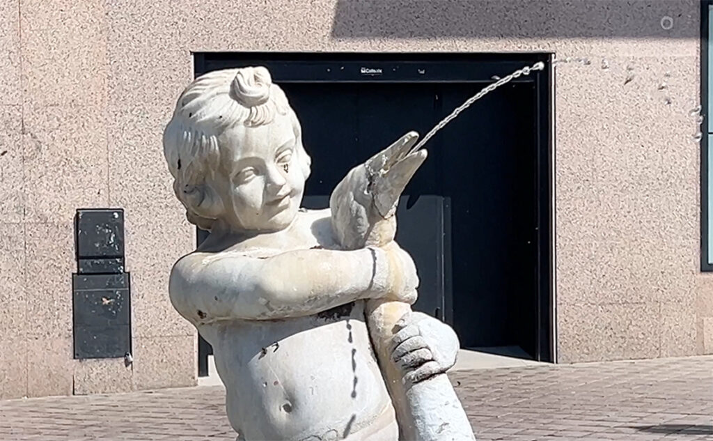 タラゴナ　Tarragona　決して動物を虐待している図ではなく、自然の豊かさや力強さを象徴する噴水彫刻として、ヨーロッパの広場や公園では比較的よく見られる伝統的なデザイン。