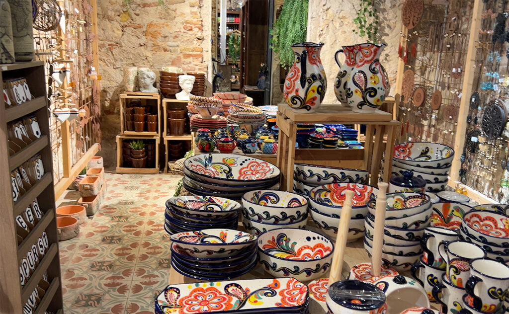 タラゴナ　Tarragona　色鮮やかな模様が施された皿やカップ