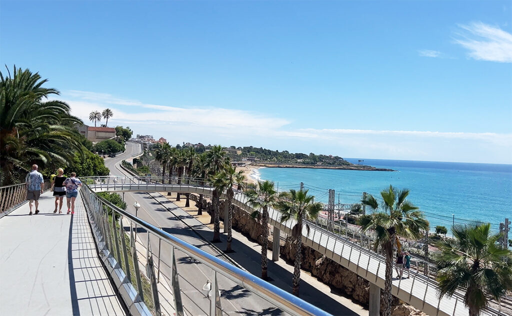 タラゴナ　Tarragona　この歩道橋は、市街地の中心部（ランブラ・ノバの端にある「地中海のバルコニー」付近）から鉄道の線路をまたいで、海岸沿いや港のエリアへと安全にアクセスするために建設された。