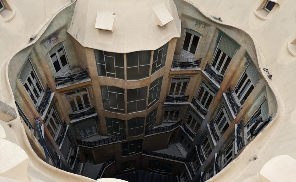 カサ・ミラ（Casa Milà） / ラ・ペドレラ バルセロナ(Barcelona) 建物内部にある吹き抜けのパティオを上部から撮影した写真