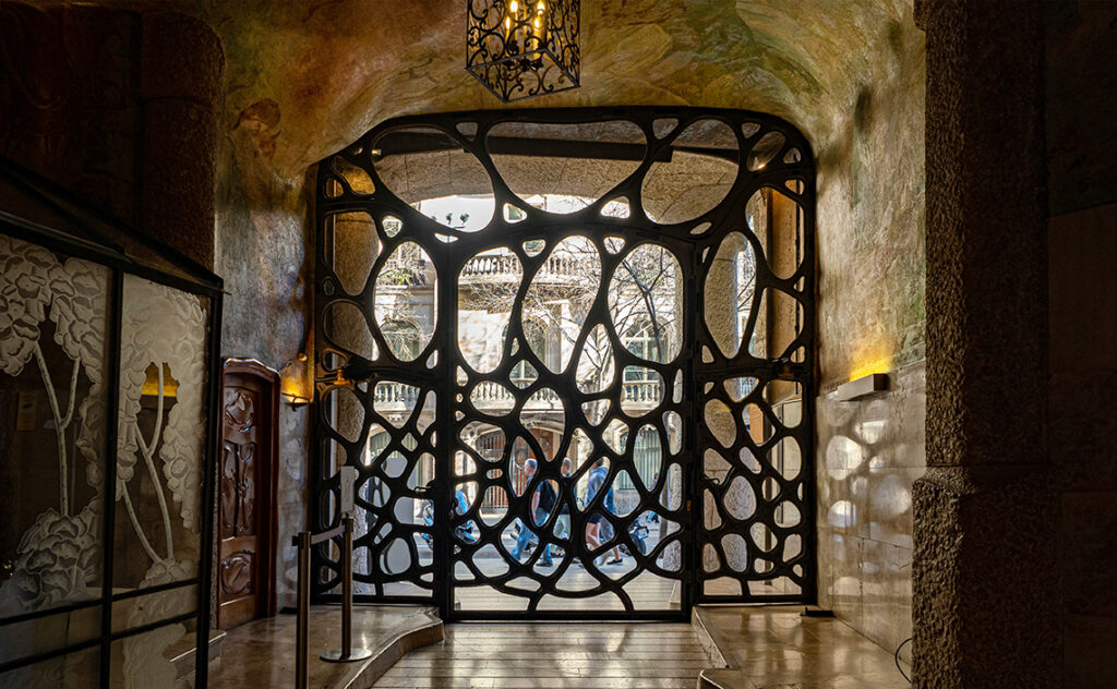 カサ・ミラ（Casa Milà） / ラ・ペドレラ バルセロナ(Barcelona) 建物1階にあるエントランスホールの入り口部分